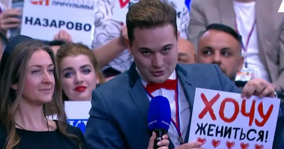 Un jurnalist și-a cerut iubita în căsătorie în direct, la conferința lui Putin. Cum a reacționat liderul de la Kremlin