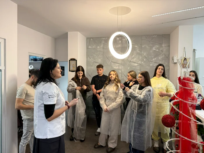 Vizita a început cu prezentarea regulilor de acces în spațiile clinicii FOTO: arhiva A. Dumitrescu