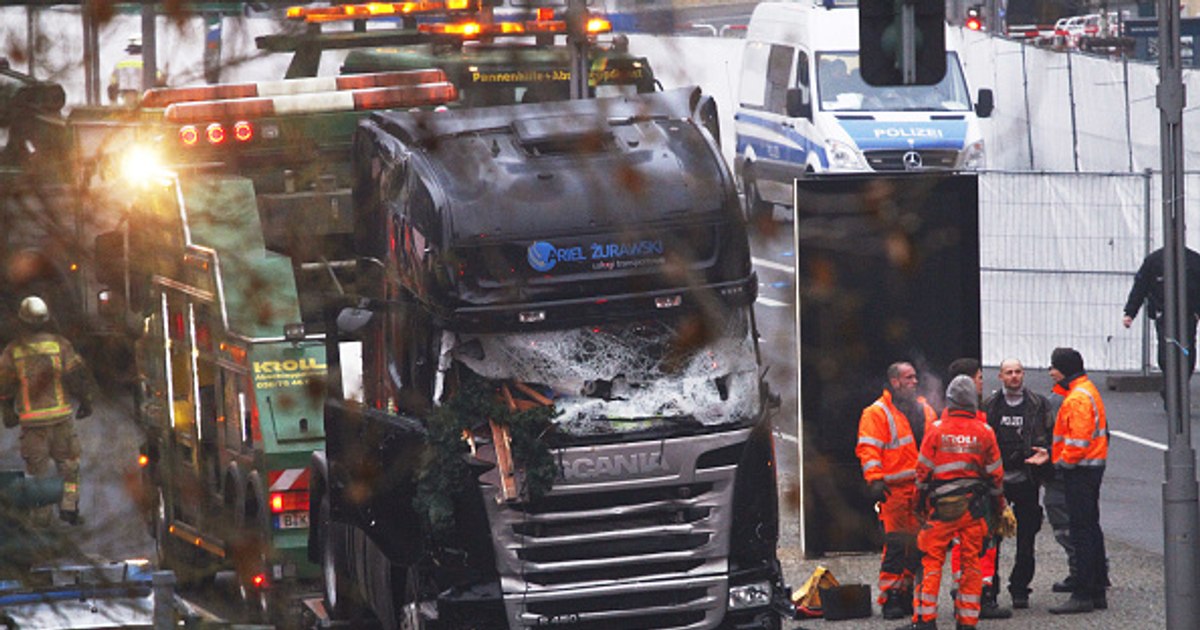 19 decembrie: Are loc atentatul din Berlin. Un camion a intrat în mulțimea adunată la Târgul de Crăciun, 12 persoane pierzându-și viața
