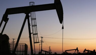 Petrolul se ieftinește la nivel global. Ce se întâmplă cu prețurile la pompă din România
