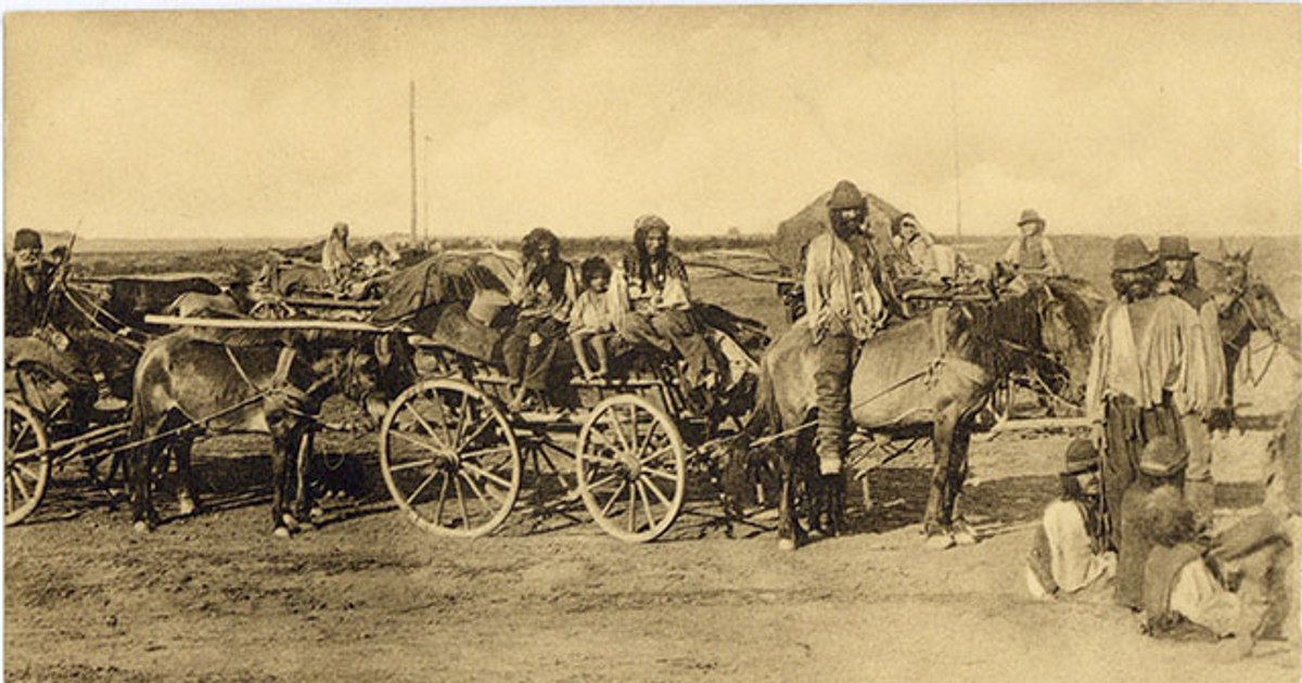 Romii, sclavi ai boierilor, ai voievozilor și ai mănăstirilor: „Fericitul ctitor Ștefan Vodă a dăruit sfinții mănăstiri Putnii, dintru ai săi drepți țigani de baștină ci i-au câștigat din țara Basarabilor“