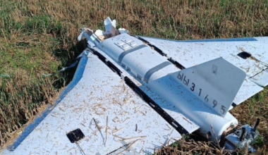 Dronă de mari dimensiuni, găsită prăbuşită într-o pădure din Argeş. Aparatul are ataşată o paraşută. Anunțul Europol