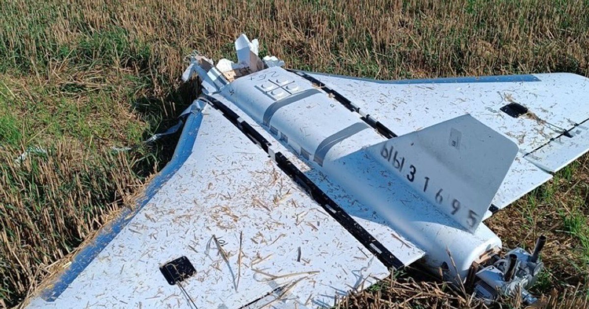 Dronă de mari dimensiuni, găsită prăbuşită într-o pădure din Argeş. Aparatul are ataşată o paraşută. Anunțul Europol