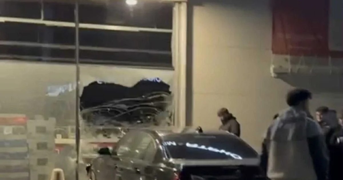 Un șofer de 20 de ani a intrat cu mașina în geamul unui magazin în timp ce făcea drifturi. Cu ce sancțiune s-a ales