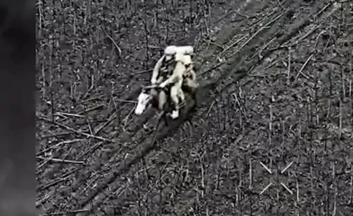 Militari ruși deplasându-se pe cai în timpul unui atac/FOTO:X