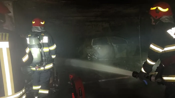 Flăcările se manifestau la o mașină parcată. FOTO ISU Prahova, via Telegrama