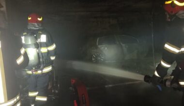 O mașină a luat foc în parcarea unui centru comercial din Ploieşti, de la o candelă lăsată nesupravegheată