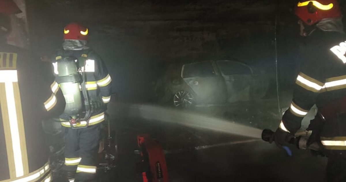 O mașină a luat foc în parcarea unui centru comercial din Ploieşti, de la o candelă lăsată nesupravegheată