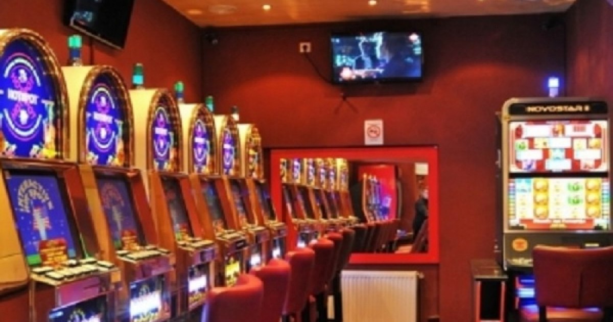 Delapidare la o sală de jocuri din Argeș: o angajată ar fi ajutat clienți să câștige ilegal aproape 500.000 de lei