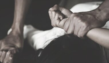 Violată și supusă abuzurilor timp de 13 ani. Fostul soț și alți cinci bărbați, acuzați de zeci de infracțiuni sexuale