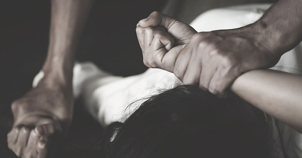 Violată și supusă abuzurilor timp de 13 ani. Fostul soț și alți cinci bărbați, acuzați de zeci de infracțiuni sexuale