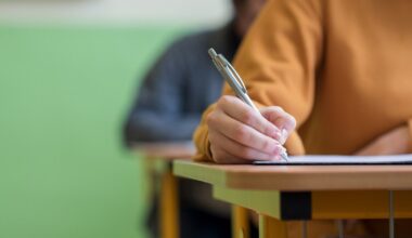 Ministerul Educației a publicat noile programe la Română pentru clasa a IX-a, cu lista extinsă de autori