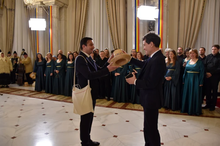 Președintele a primit daruri. FOTO FB CJCPCT Satu Mare