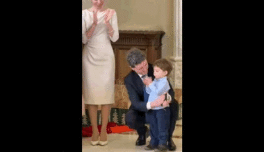 Mezinii familiei prezidențiale au captat atenția în timpul colindului de Palatul Cotroceni