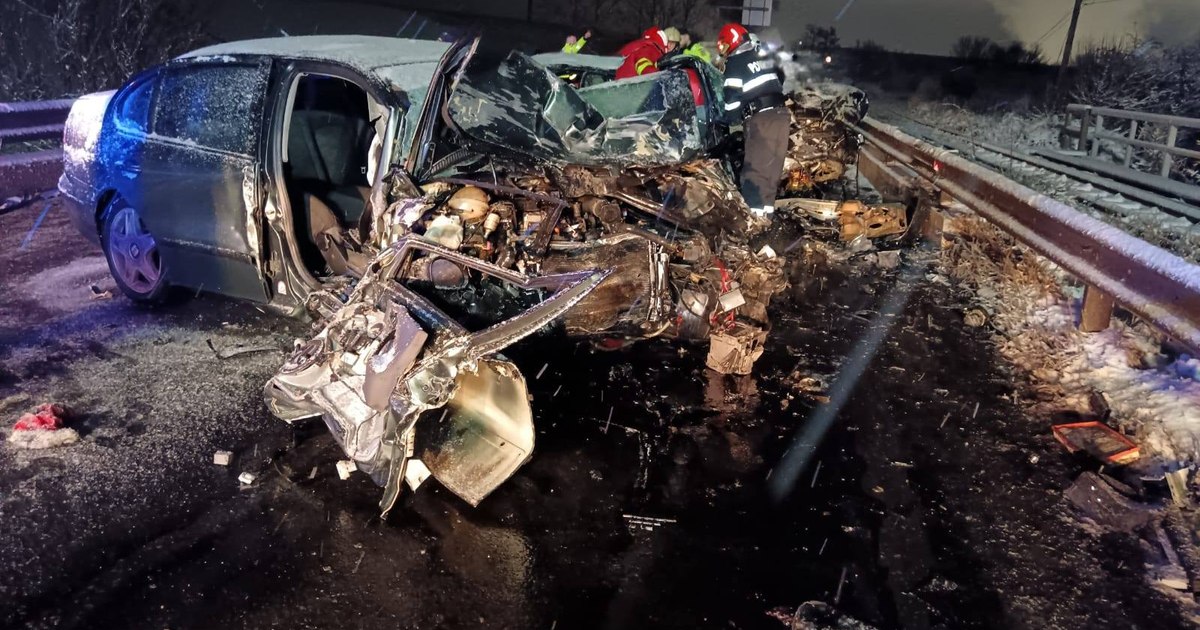 Accident grav în Ajunul Crăciunului. Un tânăr a murit, iar alți trei au fost răniți după coliziunea a două autoturisme