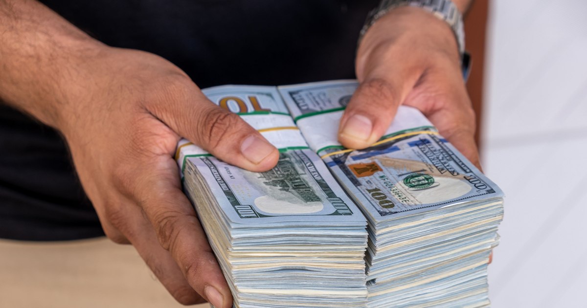 Dolarul american, pe cale să înregistreze cea mai mare scădere din 2017