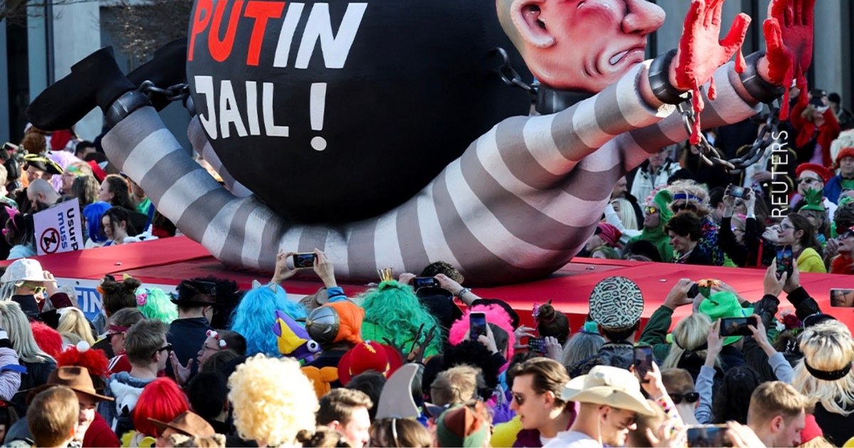 Sculptorul german Jacques Tilly, judecat în lipsă în Rusia pentru discreditarea armatei ruse prin carele sale alegorice