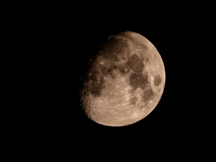 Luna se află la o distanță de aproximativ 384.400 de kilometri de Pământ. FOTO: arhivă