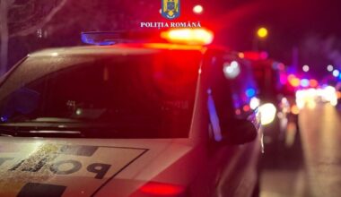 Indivizi care pretindeau că sunt colindători au stârnit panică într-un bloc din Arad. Unul dintre polițiștii chemați să intervină a căzut în timp ce alerga după ei