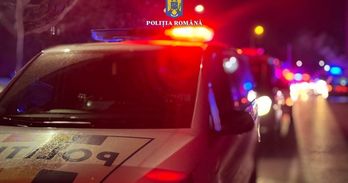 Indivizi care pretindeau că sunt colindători au stârnit panică într-un bloc din Arad. Unul dintre polițiștii chemați să intervină a căzut în timp ce alerga după ei