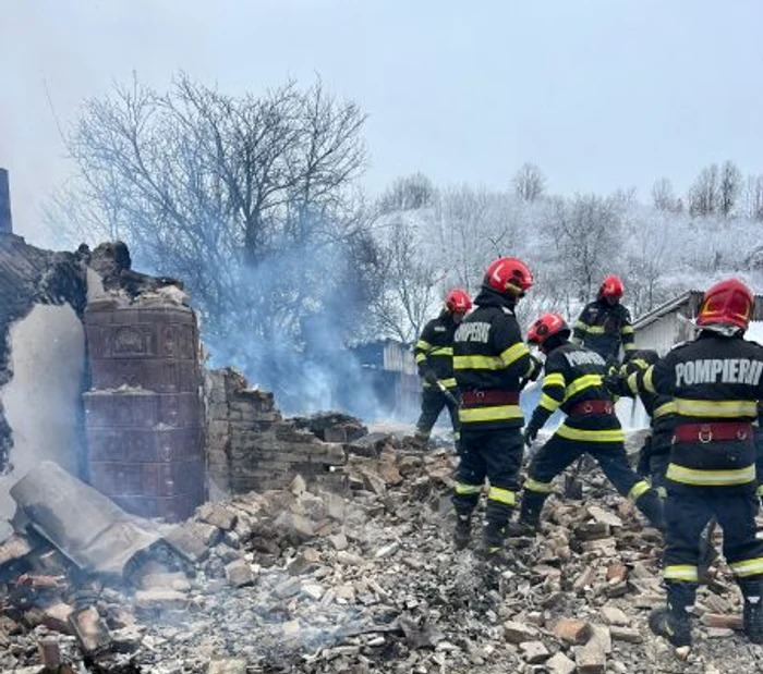 O locuință din satul Sinești, județul Vâlcea, a ars aproape complet FOTO: Vocea Vâlcii