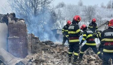 Casă mistuită de flăcări în prima zi de Crăciun, în Vâlcea. Pompierii au găsit resturi „posibil umane”
