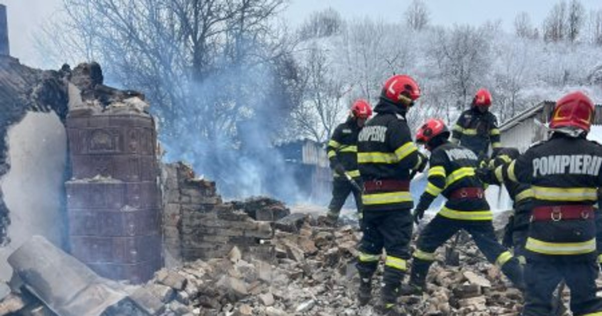Casă mistuită de flăcări în prima zi de Crăciun, în Vâlcea. Pompierii au găsit resturi „posibil umane”