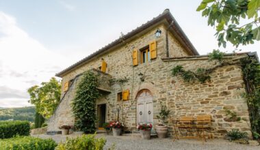 Visul italian din Toscana, la preț de garsonieră în Cluj. Domeniul are o vilă istorică, piscină, livadă de măslini și o vie