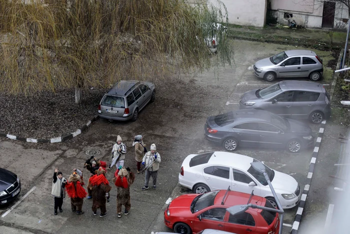 Cei trei făceau parte din același grup de colindători. FOTO: Inquam Photos/Octav Ganea