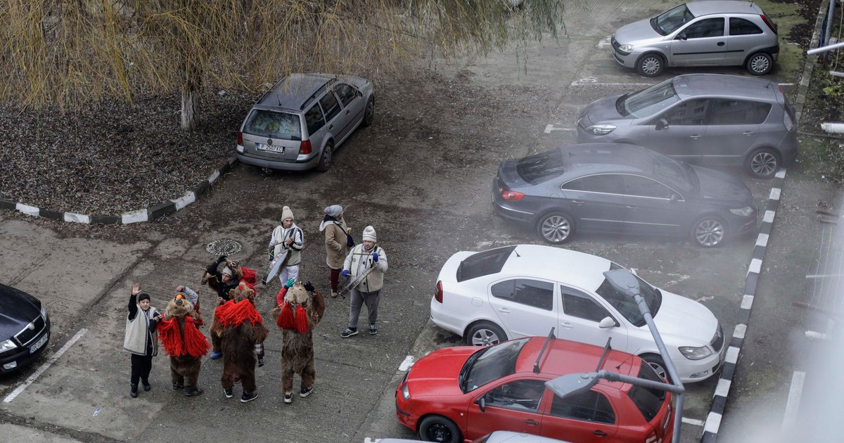 Colindător bătut cu bâta pe o stradă din Huedin. Un tânăr l-a lovit fiindcă nu știa versurile unei piese