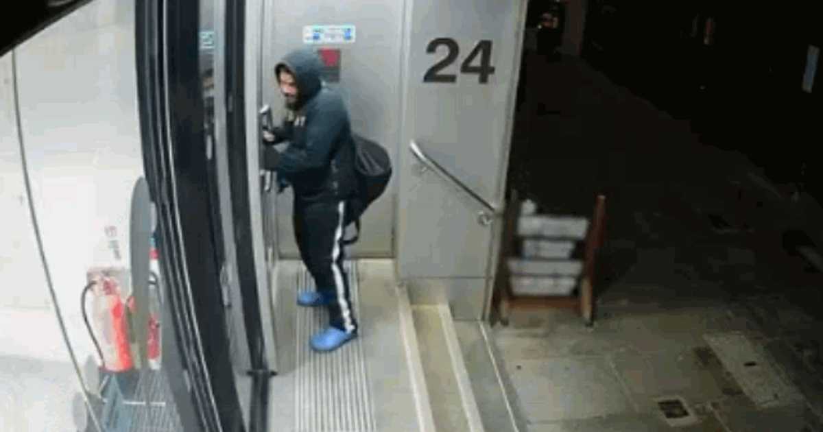 Jaf caraghios la Londra. Un hoț a rămas cu mânerul ușii în mână. Nu s-a lăsat și a intrat prin efracție în altă clădire