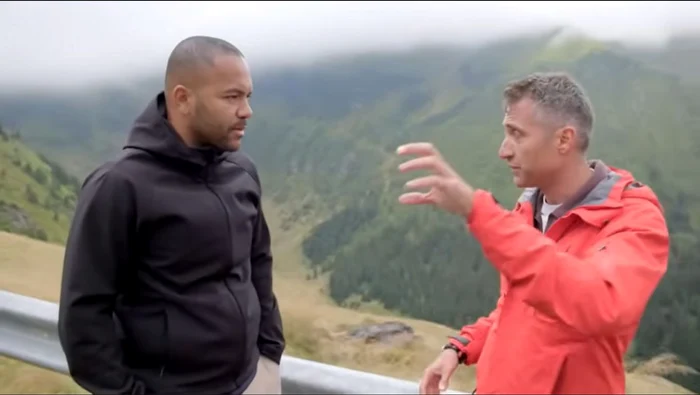 Samuel (stânga) a descoperit frumusețile ignorate de români. FOTO: Captură video