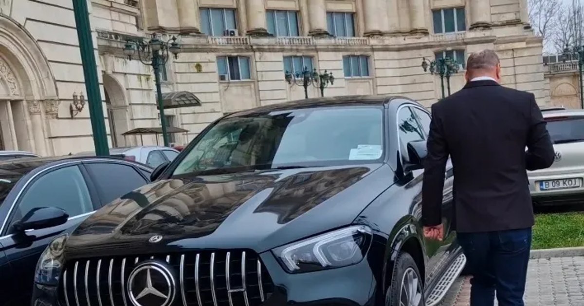 Deputat SOS, surprins la Parlament cu un Mercedes de lux care nu apare în acte. Ce mașină figurează în declarația sa de avere