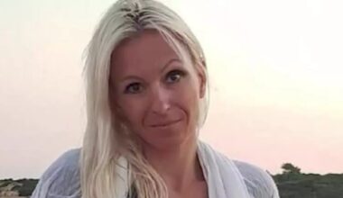 Cine este Raluca Rogoz, blonda numită de Bolojan la șefia Achizițiilor Publice. Legătura cu Clotilde Armand