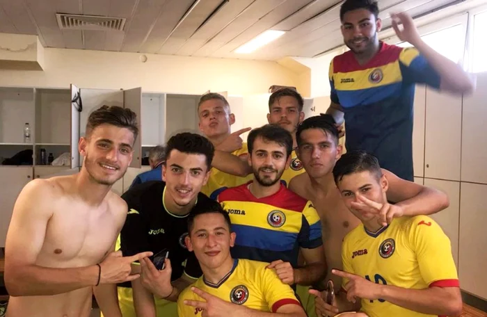 Constantin Dima, alături de colegii U19  Foto/Facebook