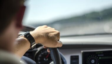 Un șofer și-a lăsat mașina cu motorul pornit, pentru a dezgheța parbrizul. Un tânăr beat și fără permis a plecat cu ea