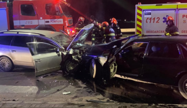 Accident teribil în Botoșani, între două mașini: una dintre victime a decedat, restul sunt rănite