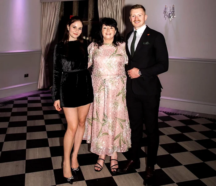 Adam Peaty, mama sa Caroline și Holly Ramsay FOTO: X/ @swimupdates