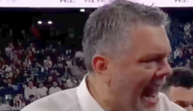 Injuriile antrenorului au răsunat pe transmisiunea live la meciul românilor. Derapaj verbal grav la adresa arbitrilor: „Vă f** în gură, țăranilor!”