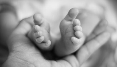 Caz cutremurător: o tânără s-a dus la spital cu bebelușul mort ascuns în rucsac, susținând că l-a primit de la o prietenă