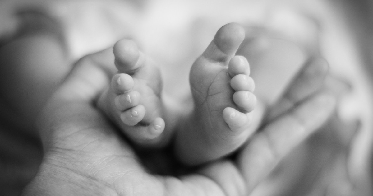 Caz cutremurător: o tânără s-a dus la spital cu bebelușul mort ascuns în rucsac, susținând că l-a primit de la o prietenă