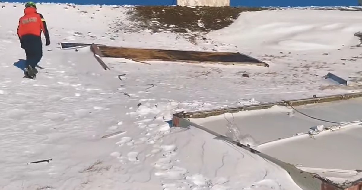 Viscolul a spulberat cabinetul medical al Salvamont Gorj, amplasat în partea superioară a pârtiei de schi de pe vârful Păpușa