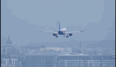 Aterizări dificile pe Aeroportul Internațional din Cluj din cauza vântului: „Se simt în cabină, dar pasagerii cunosc motivele”