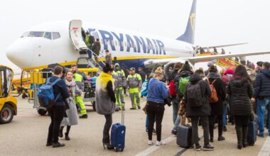 Panică și răniți la bordul unui zbor Ryanair. Martorii spun că au văzut un avion de vânătoare venind din sens opus, care ar fi produs turbulenţe. „Am plonjat și am fost aruncați din scaune”