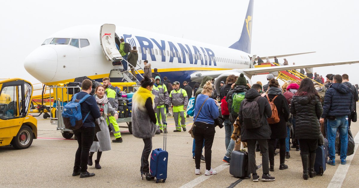 Panică și răniți la bordul unui zbor Ryanair. Martorii spun că au văzut un avion de vânătoare venind din sens opus, care ar fi produs turbulenţe. „Am plonjat și am fost aruncați din scaune”