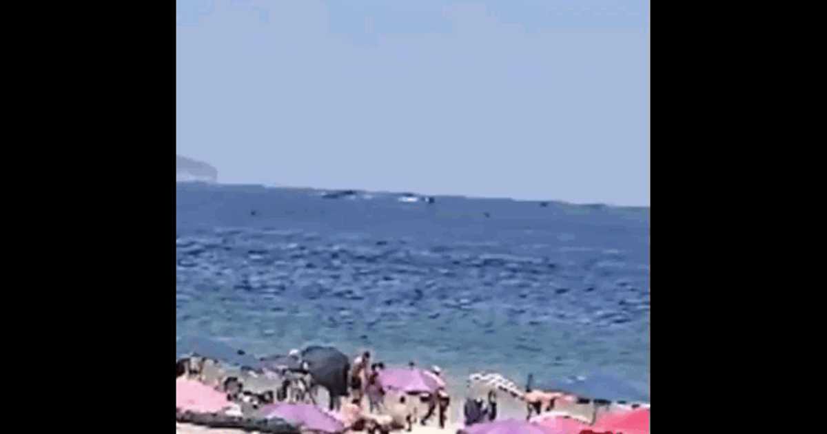 Un avion ușor s-a prăbușit pe o plajă din în Brazilia. Turiștii au filmat momentul în care aparatul cade în mare