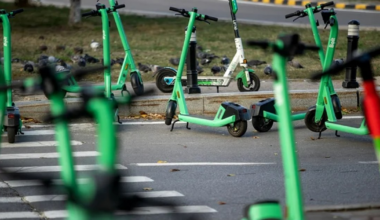 Codul Rutier introduce reguli stricte pentru trotinetele electrice rapide: cine trebuie să aibă RCA și ce despăgubiri pot fi plătite în caz de accident