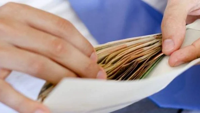 Profesorii au primit mită în bani FOTO: Arhivă, adevărul