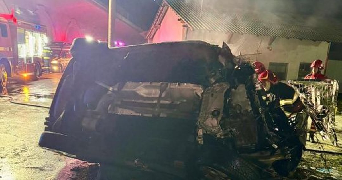 Doi tineri au murit carbonizați în mașină. Autoturismul a luat foc după ce s-a izbit de o clădire