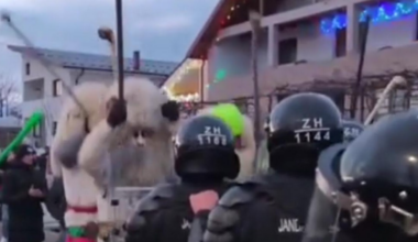 Alertă la Ruginoasa, la tradiționala bătaie dintre „deal” și „vale”. Jandarmii au folosit gaze lacrimogene